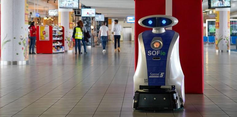 Робот асистент пое почистването на летище София